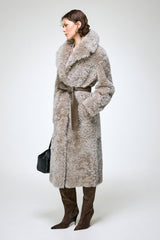 Freja - Manteau en peau lainée stone
